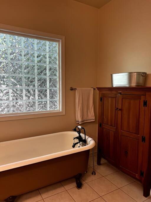 Cozy Cabin W/ Indoor Fireplace & Tranquil Views ルーレイ エクステリア 写真