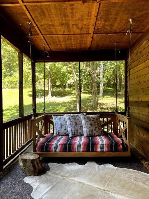 Cozy Cabin W/ Indoor Fireplace & Tranquil Views ルーレイ エクステリア 写真