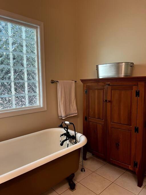 Cozy Cabin W/ Indoor Fireplace & Tranquil Views ルーレイ エクステリア 写真