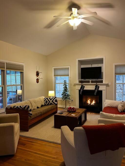 Cozy Cabin W/ Indoor Fireplace & Tranquil Views ルーレイ エクステリア 写真